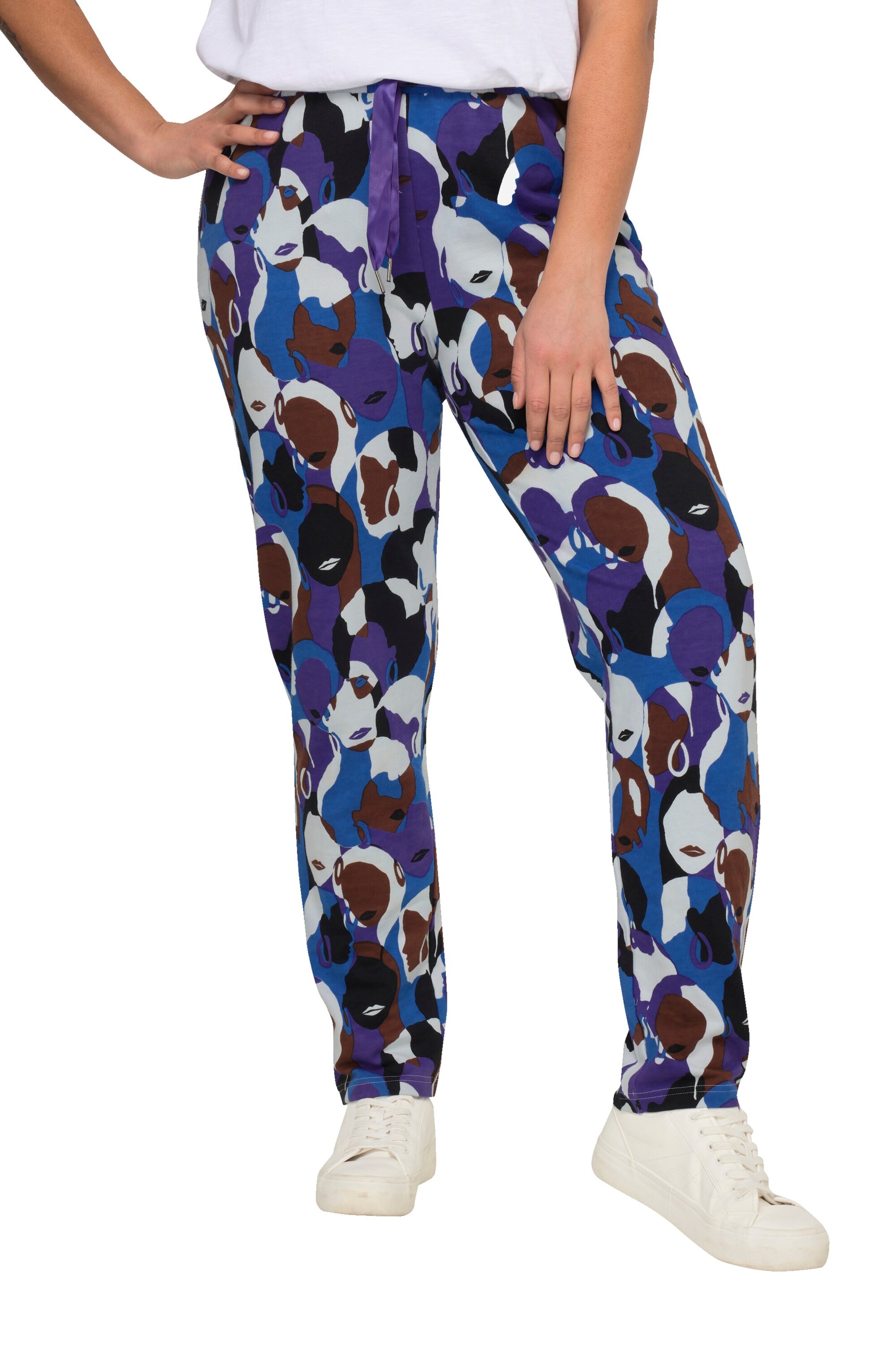 Angel of Style Regular Trousers in Blue: front