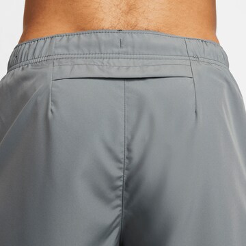 NIKE Regular Sportshorts in Grau