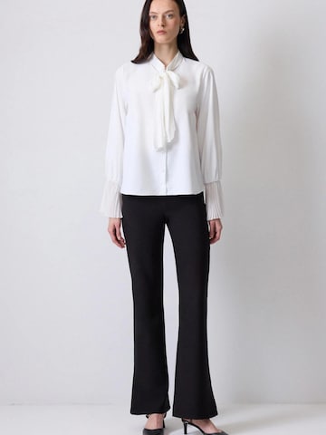 Chemisier 'Chiffon Pleated Scarf Collar Blouse' Touché Privé en blanc