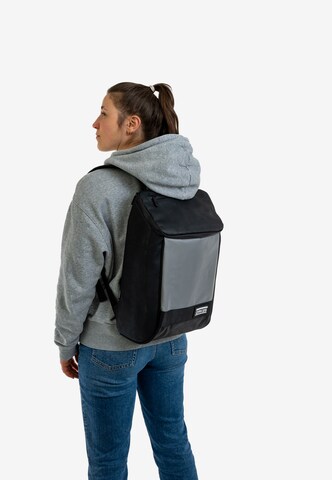 OAK25 Backpack 'Daybag' in Black: front