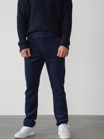 DAN FOX APPAREL - regular Pantalón 'Berat' en azul: frente