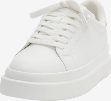Sneaker low de la Pull&Bear pe alb: față