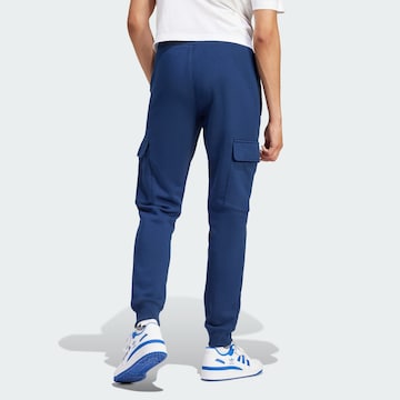 ADIDAS ORIGINALS Tapered Cargobroek 'Trefoil Essentials' in Blauw