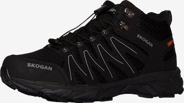 Sneaker bassa di SKOGAN in nero: frontale