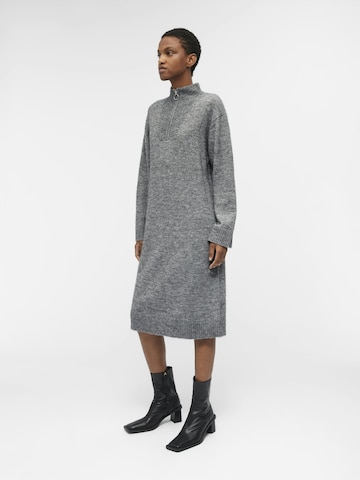 OBJECT Stickad klänning 'Minna' i grå