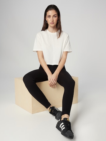 T-shirt 'Lisa' A LOT LESS en blanc