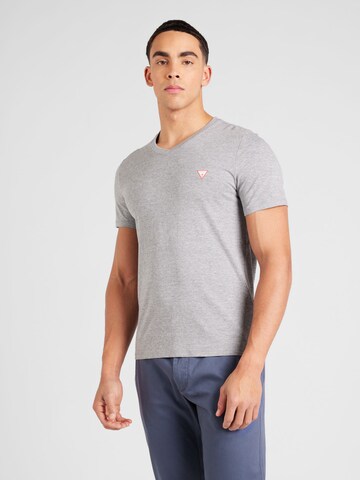 T-Shirt GUESS en gris : devant