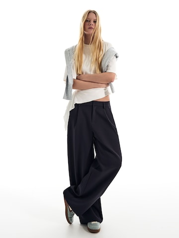 Bershka Baggy Pleat-front trousers in Blue