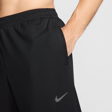 NIKE Tapered Sporthose in Schwarz