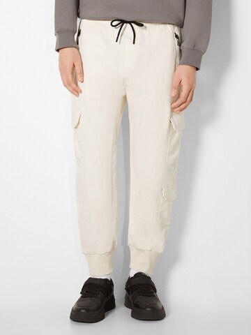 Bershka Дънки Tapered Leg Панталон Chino в бяло: отпред