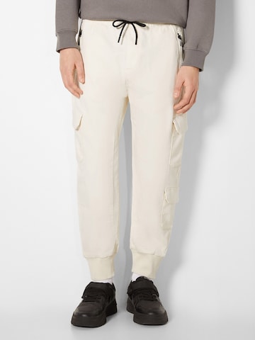 Tapered Pantaloni chino di Bershka in bianco: frontale