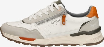 Baskets basses 'Sneakers Laag' MUSTANG en blanc : devant