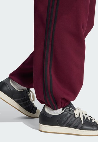 ADIDAS ORIGINALS - Tapered Calças 'Adicolor' em vermelho