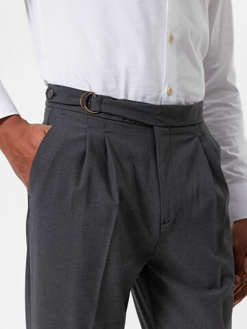 Antioch Tapered Bügelfaltenhose in Grau