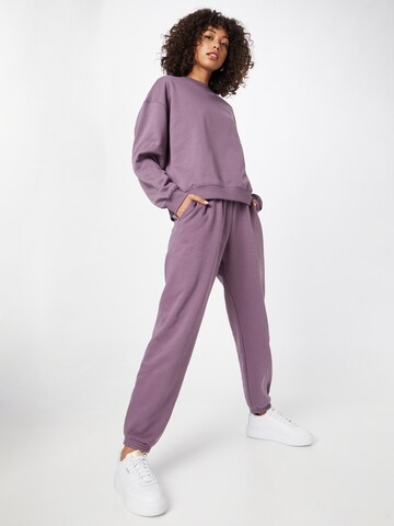 Sweat-shirt 'Essence Standard' WEEKDAY en violet