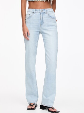 Pull&Bear Regular Jeans in Blue: front