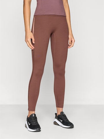 NIKE - Skinny Pantalón deportivo 'ONE' en marrón: frente