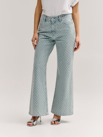 GUESS Loose fit Jeans in Blue: front