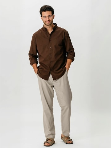 Coupe regular Chemise ' Linen Blend ' TEESHOPPEN en marron