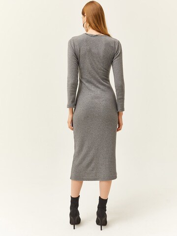 olalook Платье в Серый