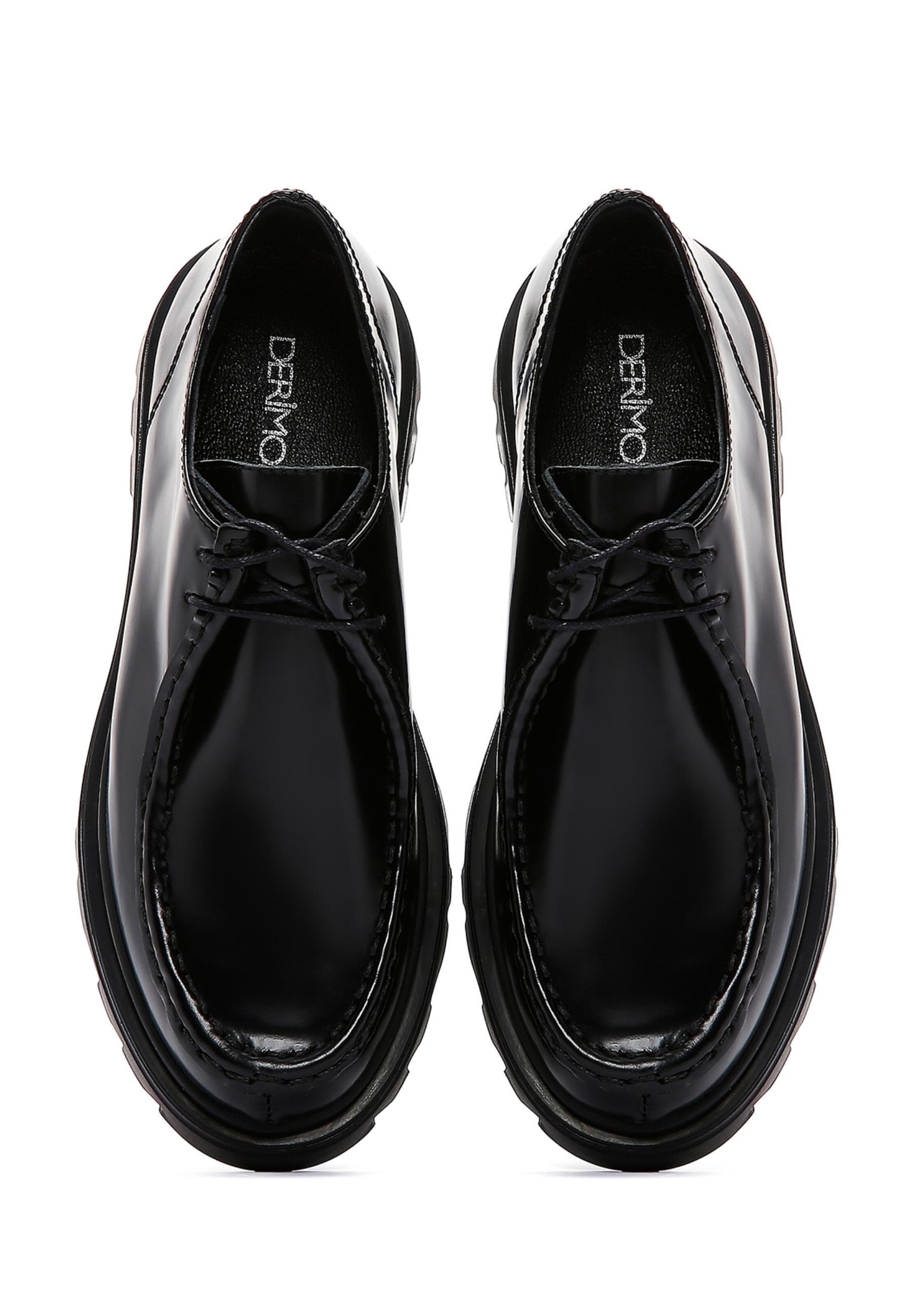 Chaussure à lacets Derimod en noir