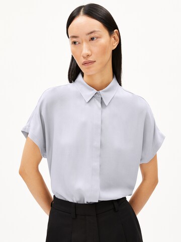 Camicia da donna di ARMEDANGELS in grigio: frontale