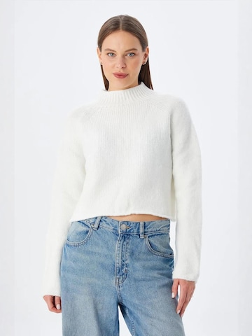 MixRay Sweater in White: front