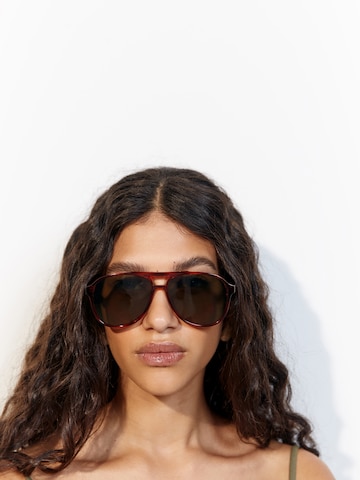 Pull&Bear Sonnenbrille in Braun