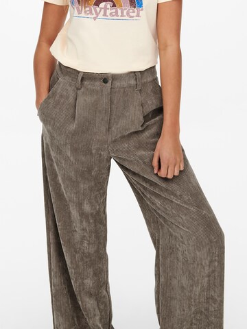 JDY Regular Pleat-Front Pants in Brown