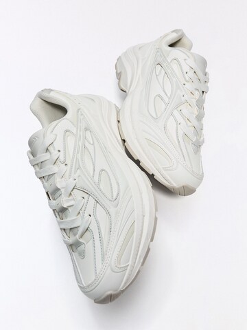 Baskets basses Bershka en blanc