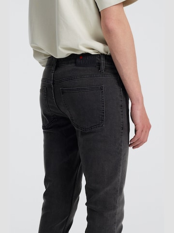 Denim Project - Slimfit Vaquero 'Mr. Red' en gris