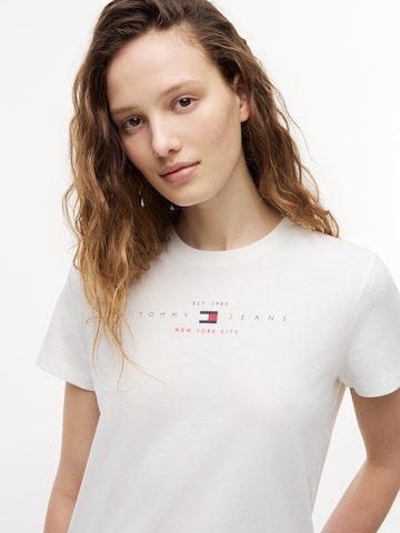 Tricou de la Tommy Jeans pe alb