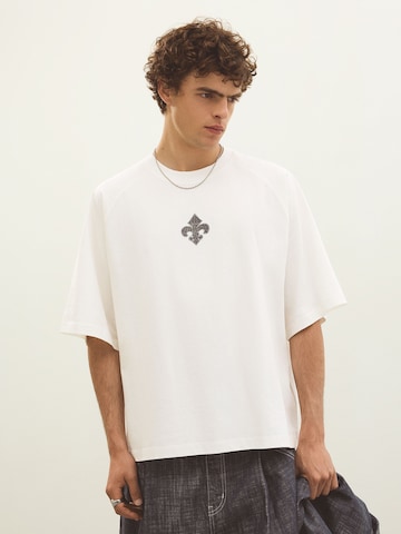 Tricou 'IRON SAINTS' de la Bershka pe alb: față