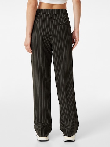 Bershka Loose fit Pleat-front trousers in Black