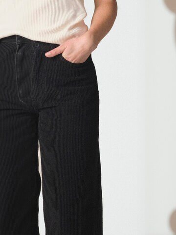 Klitmøller Collective Regular Trouser ' AMELIA ' in Schwarz: Vorderseite