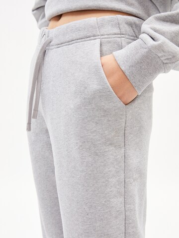 Effilé Pantalon 'Iva' ARMEDANGELS en gris