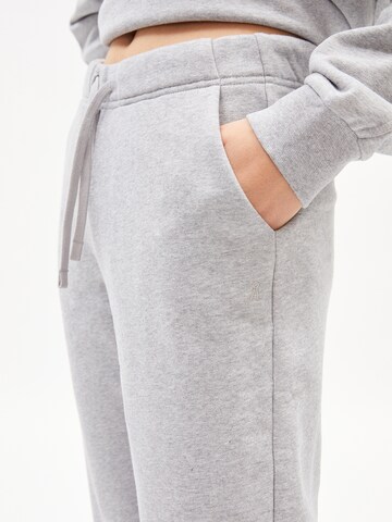 Tapered Pantaloni 'Iva' di ARMEDANGELS in grigio