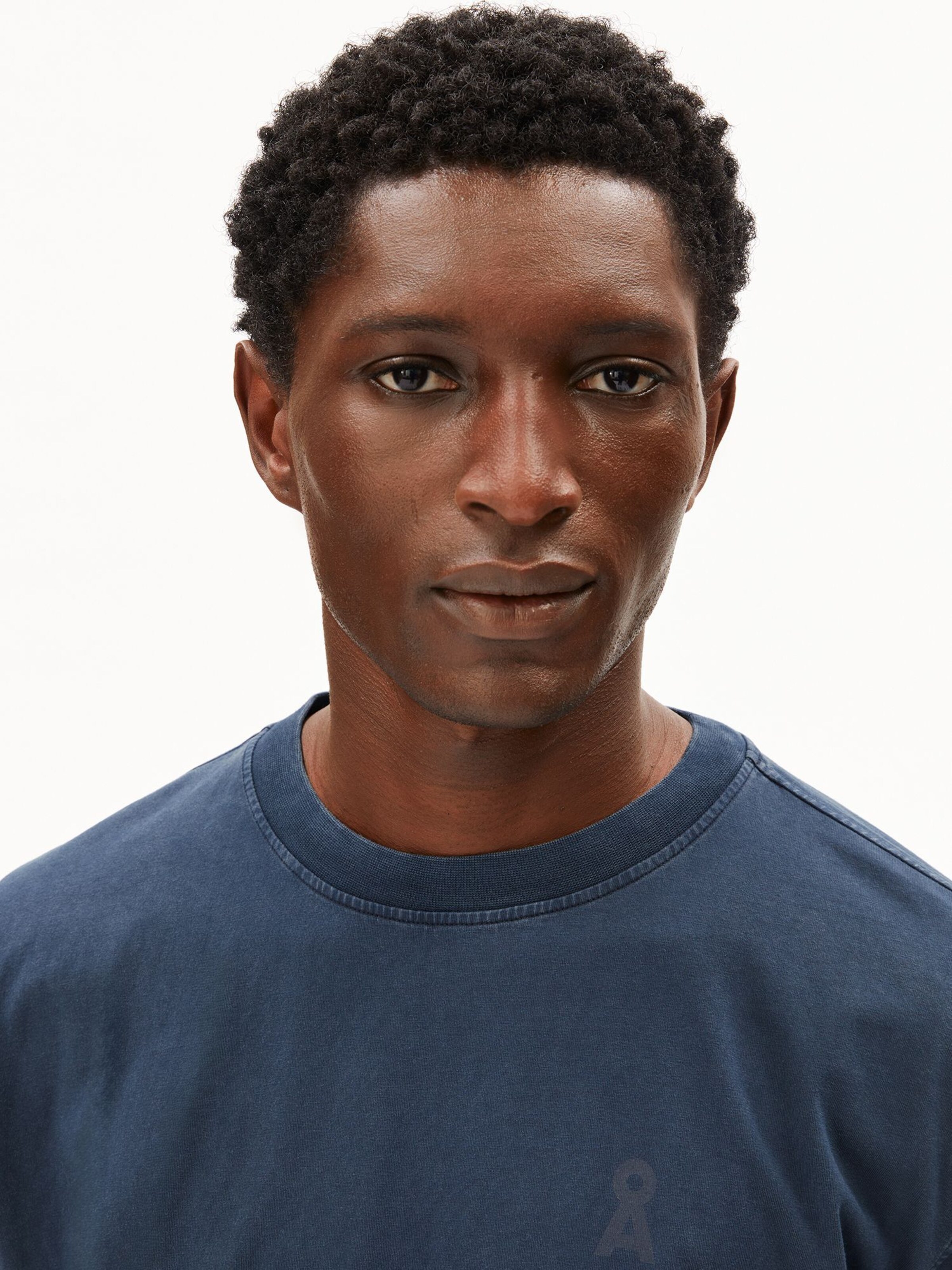 T-Shirt ARMEDANGELS en bleu : devant