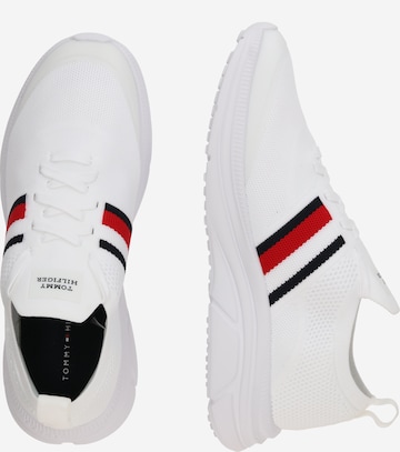 TOMMY HILFIGER Belebújós cipők 'Modern Runner' - fehér