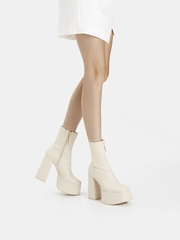 Bershka Ankle Boots in White: front