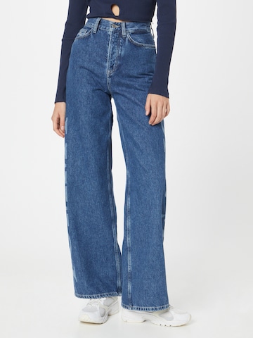 Tommy Jeans Zvonové kalhoty Džíny 'Claire' – modrá: přední strana