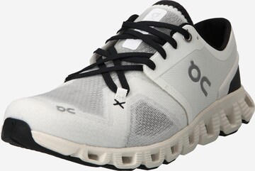 Sneaker bassa 'CloudX3' di On in bianco: frontale