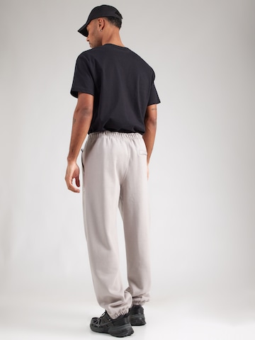 pilka Nike Sportswear Siaurėjantis Kelnės: galas