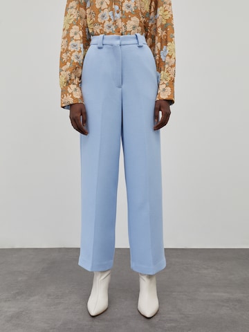 EDITED Regular Trousers with creases 'Anne' in Blue: front