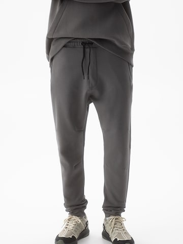 Pull&Bear Tapered Bukser i grå: forside