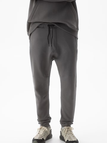 Pull&Bear Tapered Housut värissä harmaa: edessä