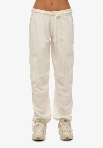 Superdry Loose fit Cargo trousers in White: front