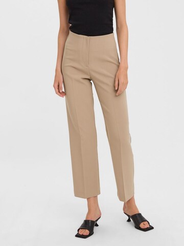 Loosefit Pantalon à plis VERO MODA en beige : devant