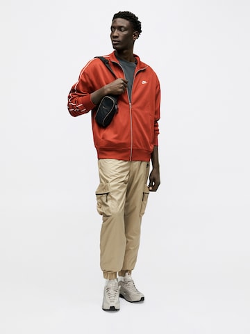 Veste de survêtement 'CLUB' Nike Sportswear en rouge