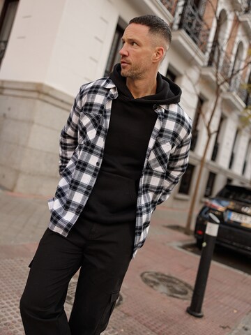 DAN FOX APPAREL Regular Fit Skjorte 'Mattes' i sort